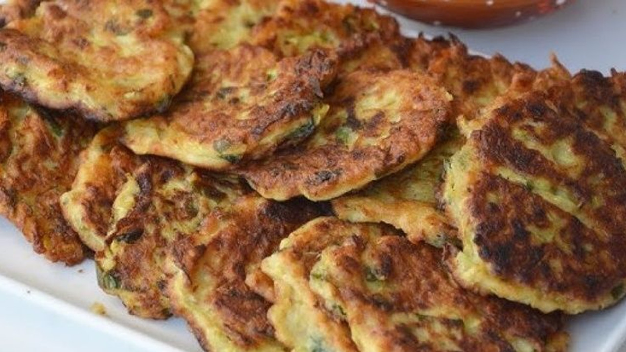 Yunan aşçılar patlıcan mücverini böyle yapıyorlar ve mücver asla yağ çekmiyor