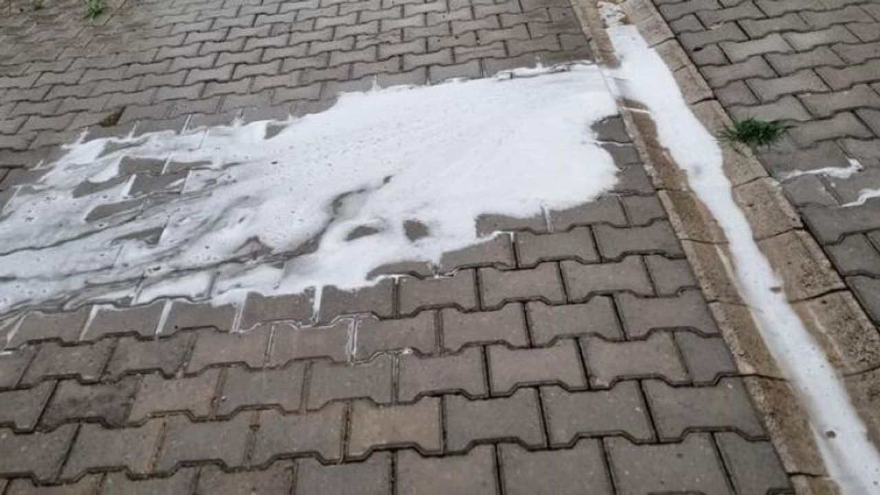 Her yağmurda evlerinden köpük akıyor, imza kampanyası başlattılar