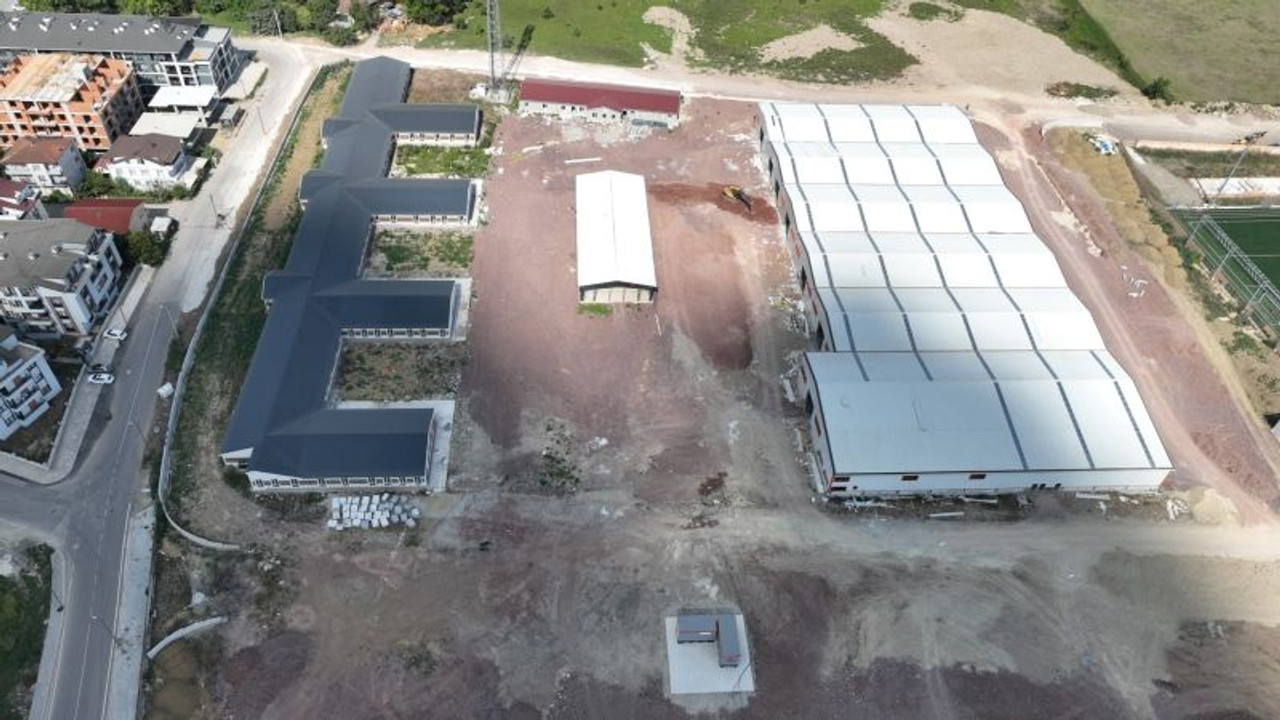 O yerleşkenin atölye binalarında hummalı çalışma