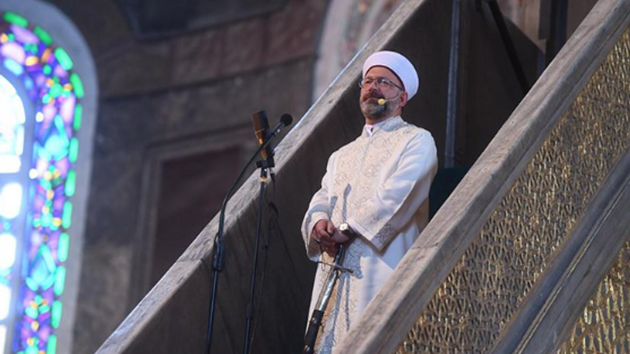 Diyanet İşleri Başkanı Ali Erbaş yine kılıç kuşandı!