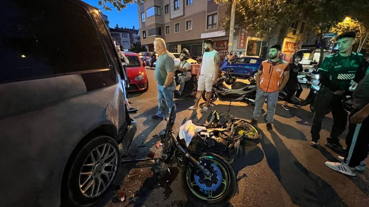Otomobil ve panelvana çarpan motosikletin sürücüsü yaralandı