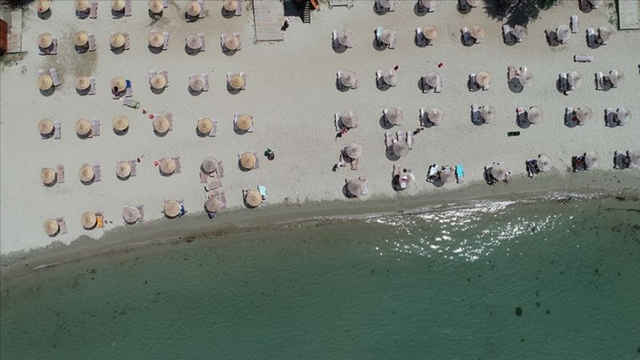 Emekliler halk plajlarında şezlong ve şemsiyeleri ücretsiz kullanabilecek