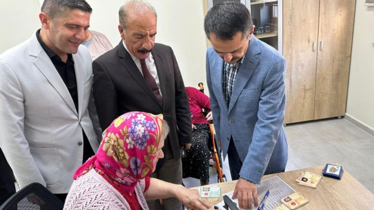 Huzurevi sakinlerine yeni kimlik kartları