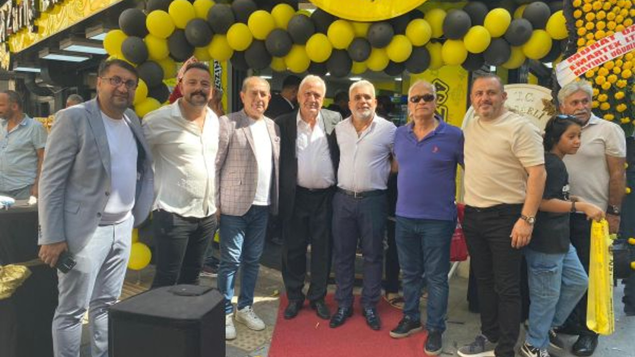 İzmitlilerin yeni dürümcüsü yoğun katılımla açıldı