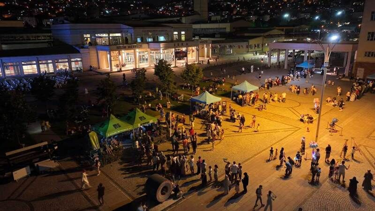 Teleskoplarla gökyüzünü izlediler