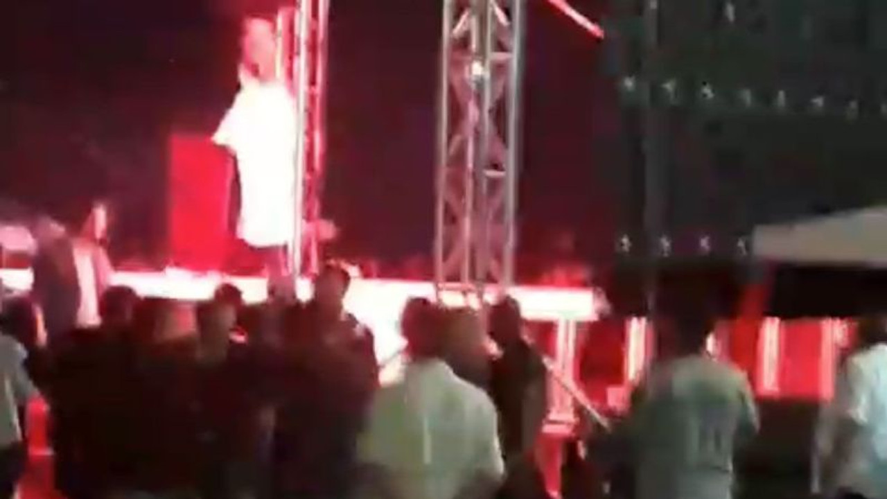 Öğrenciler stadyumu inletti Rektör konuşamadı!