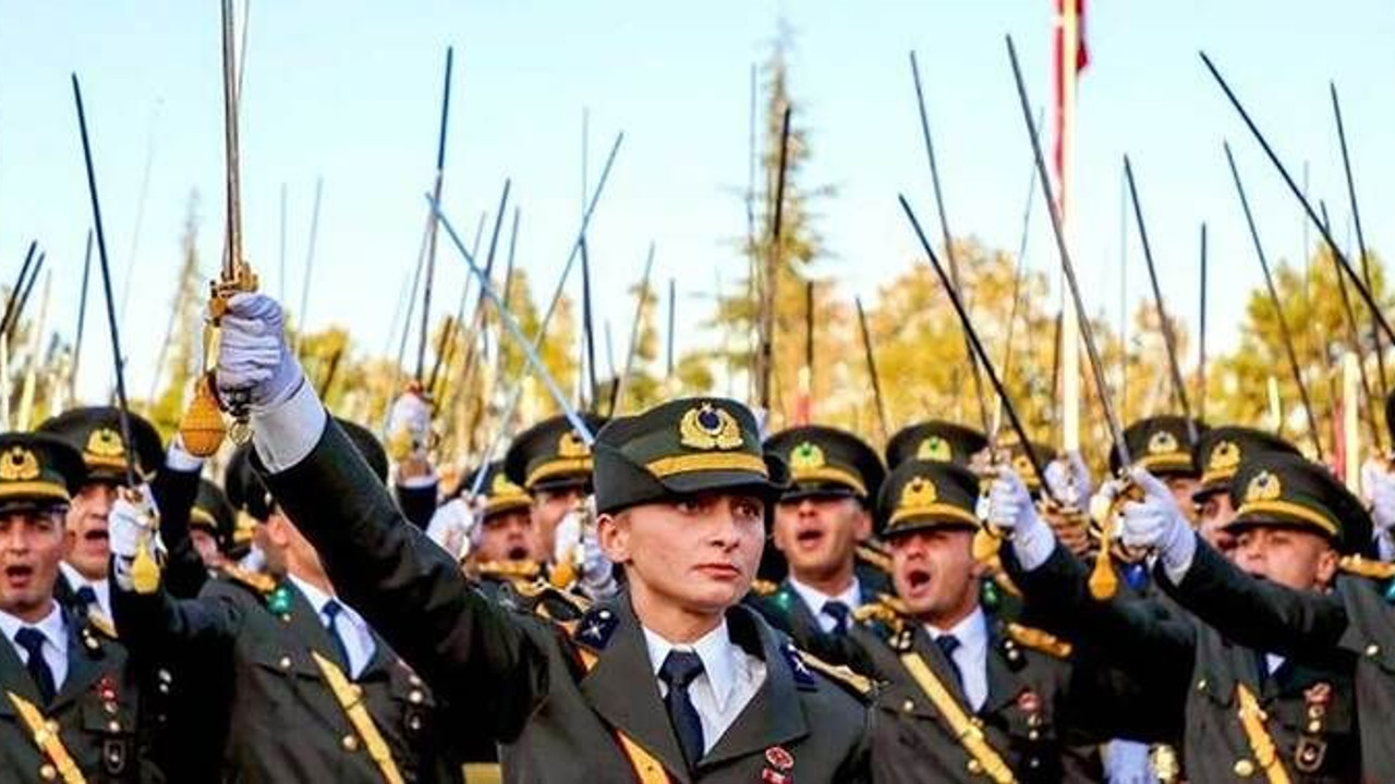 Teğmenlerin kılıçlı yemini inceleniyor
