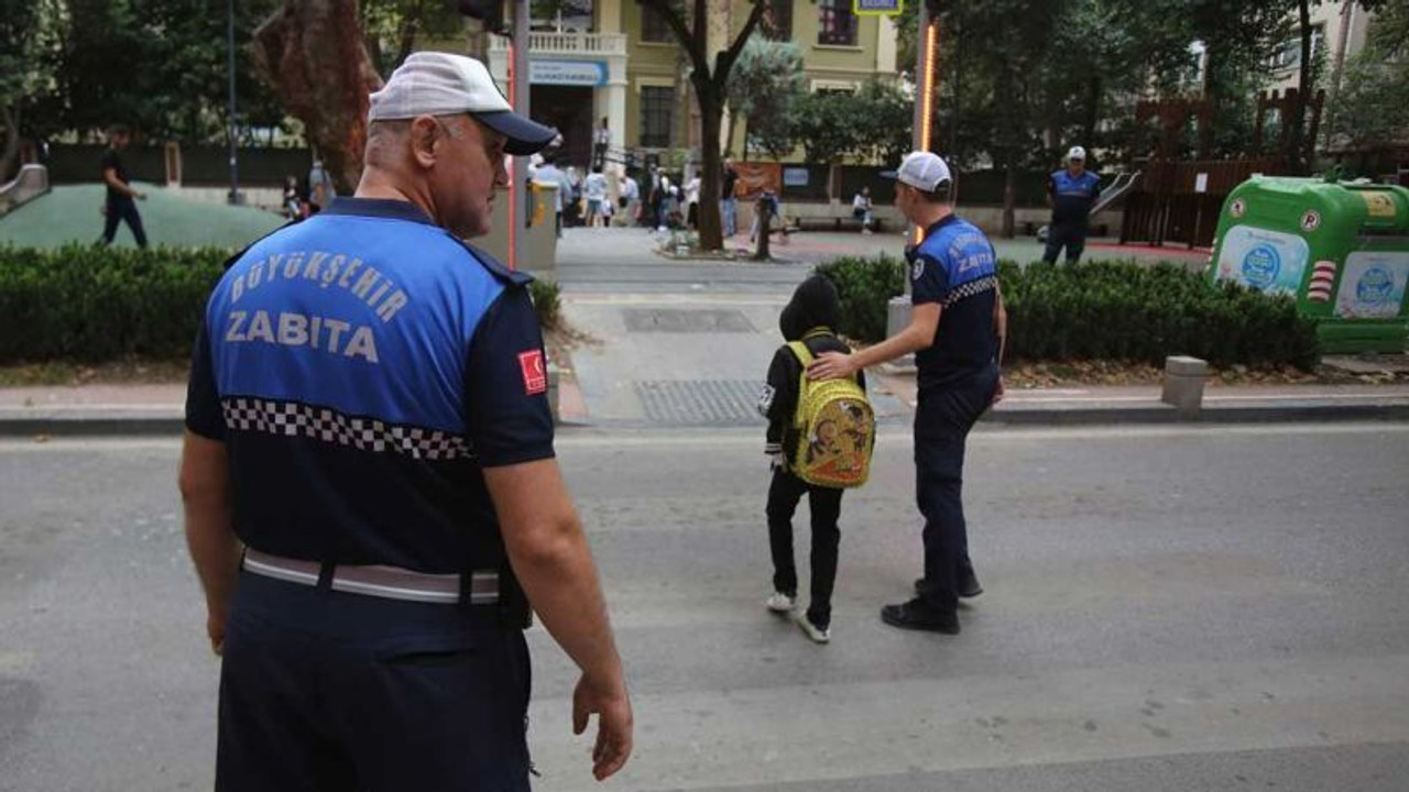 Zabıtalar okul önlerinde