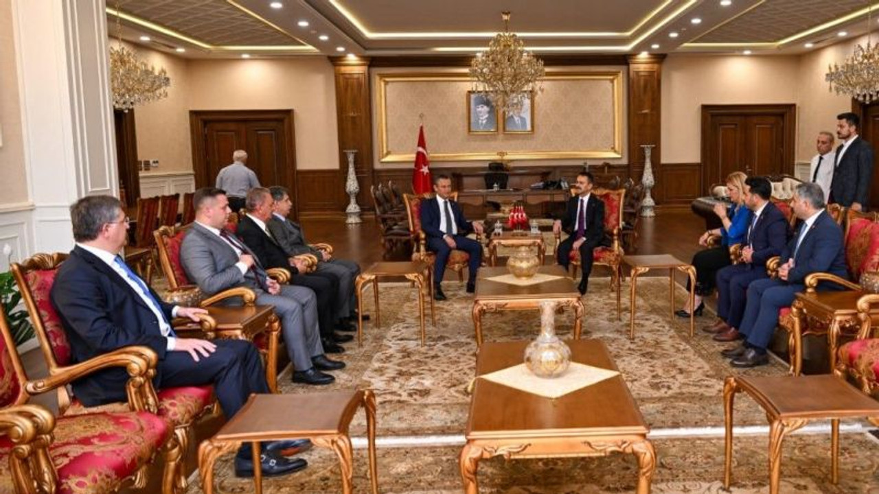 Özgür Özel Vali’yi görmeden gitmedi