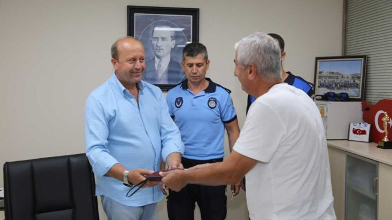 İzmit'te zabıta ekipleri para dolu çanta buldu!