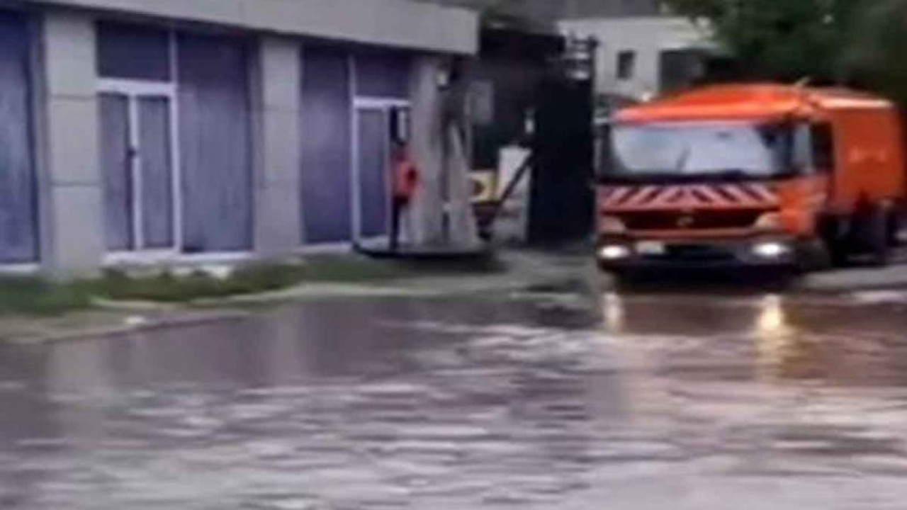 İstanbul’da sağanak yağış etkili oldu, yollar göle döndü