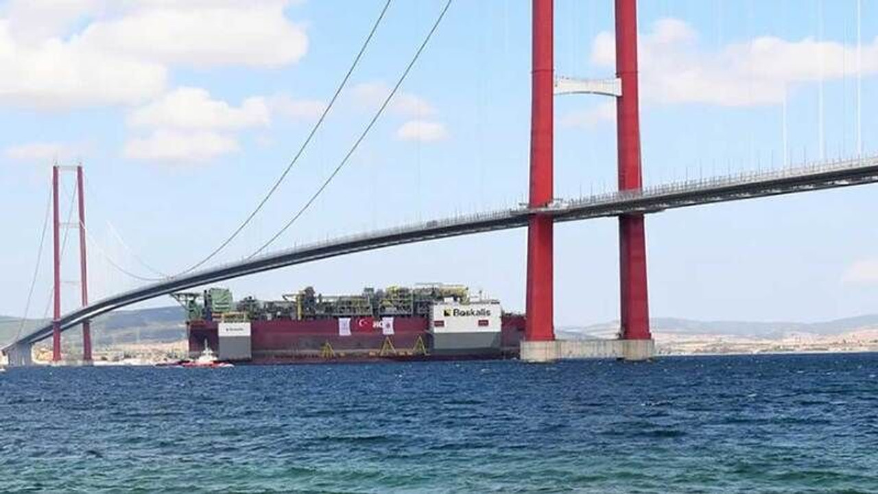 Türkiye'nin ilk yüzer doğal gaz üretim platformu Çanakkale Boğazı'na giriş yaptı