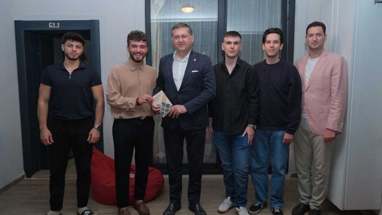 Yıldızlı sözünü tuttu, üniversite öğrencilerine misafir oldu