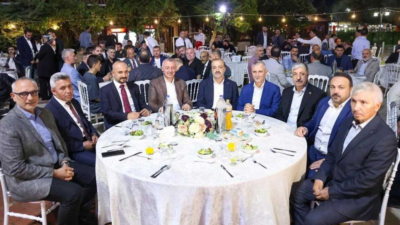 MHP’li Demirbaş’ın cemiyetinde protokol masası AKP’lilerin oldu