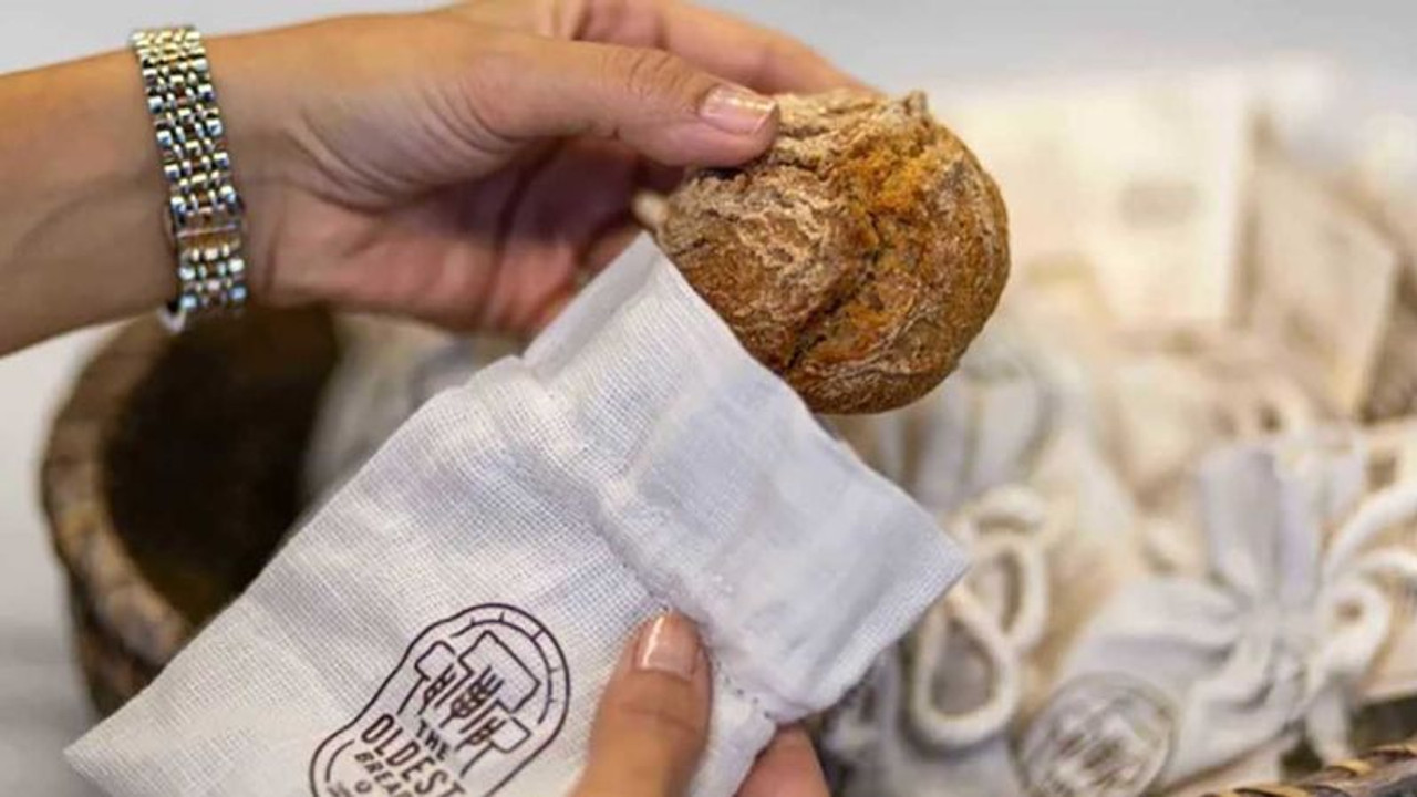 THY yolcuları dünyanın ilk ekmeği'nin tadına baktı!