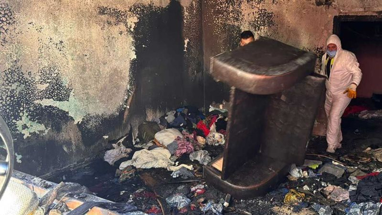 Gölcük Belediyesi büyük hasar gören evi temizledi