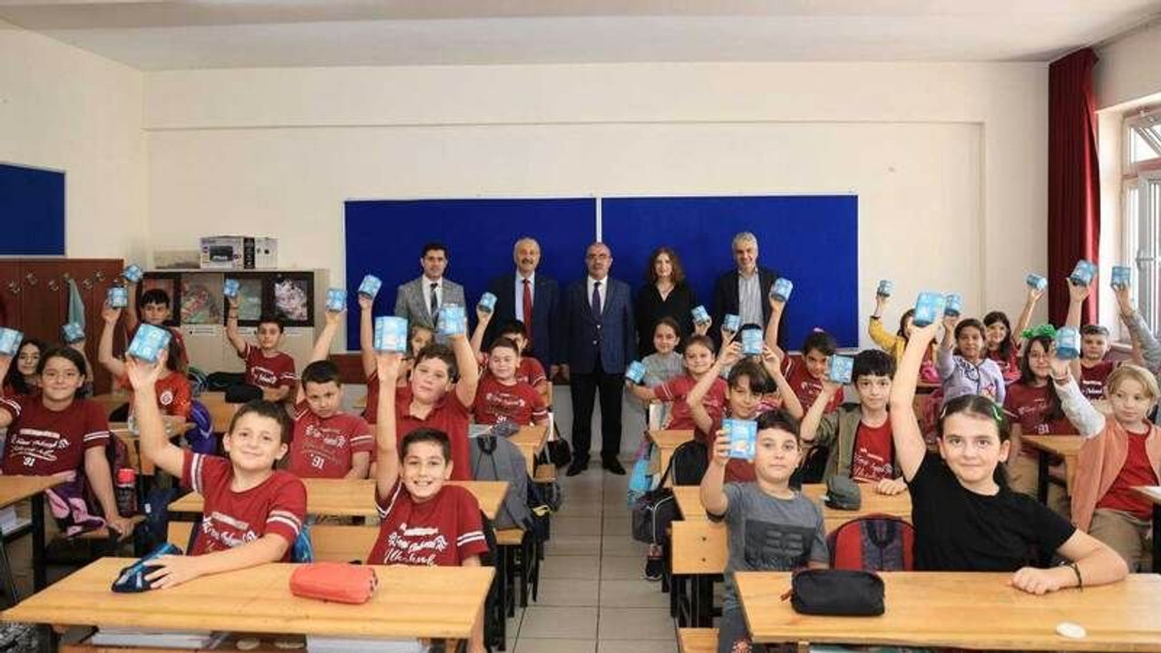 Çocuklara kumbara hediye edildi
