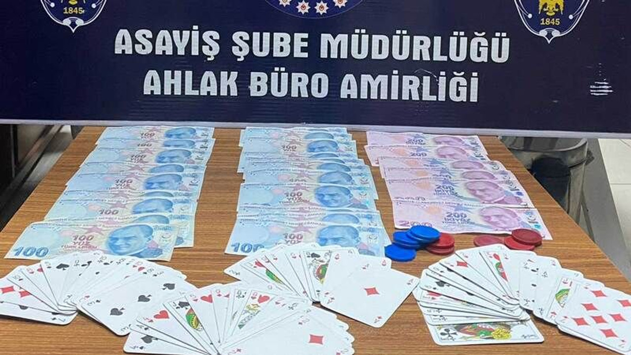 Kocaeli'de iş yerinde kumar oynarken yakalandılar