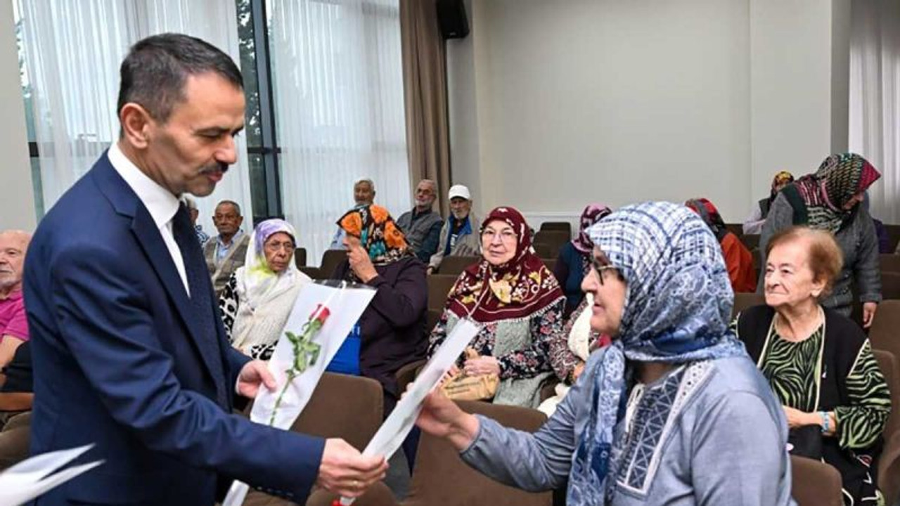Aktaş çifti, huzurevi sakinlerine ellerinde güllerle gitti