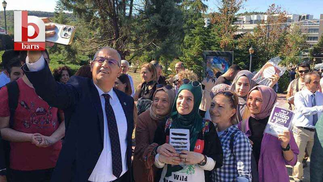KOÜ'de öğrencilere ağaçta kitap sürprizi
