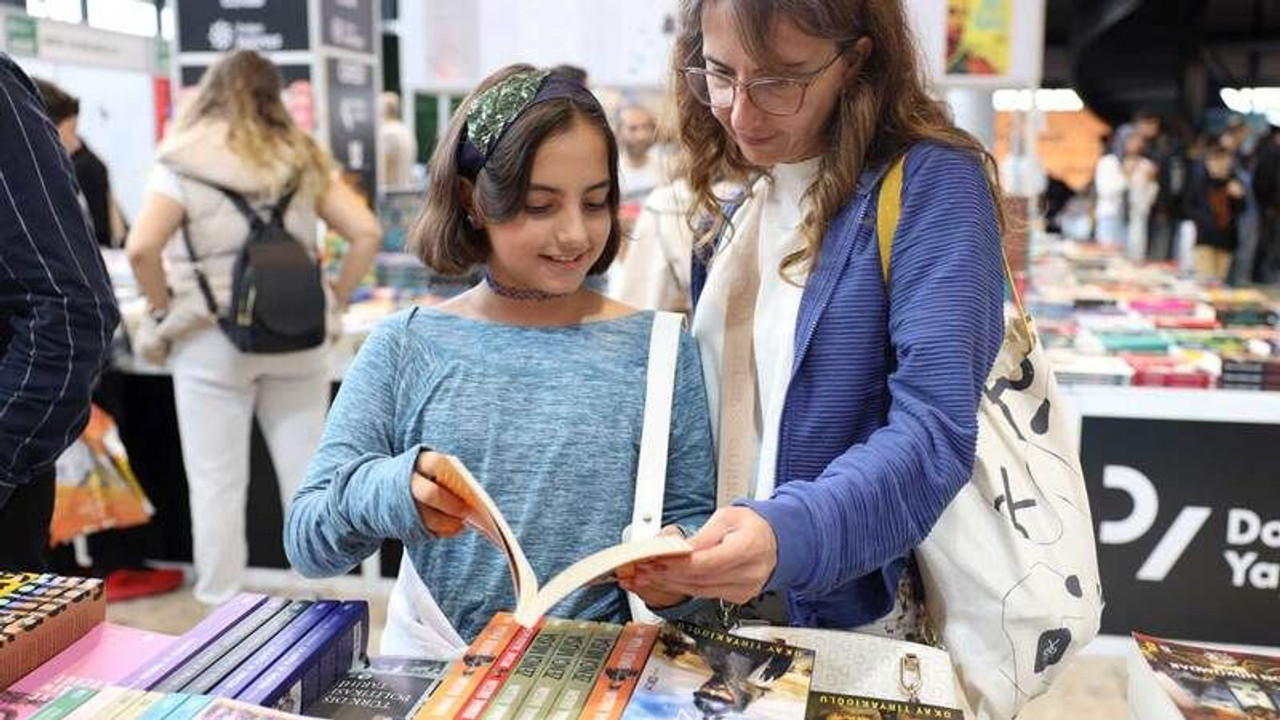 10 yaşındaki Melis’ten kitap fuarında örnek davranış