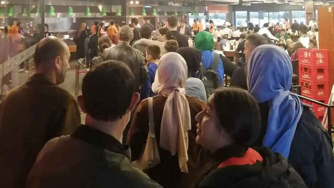 MHP’li yönetici Kocaeli’de Köfteci Yusuf’taki sırayı paylaştı