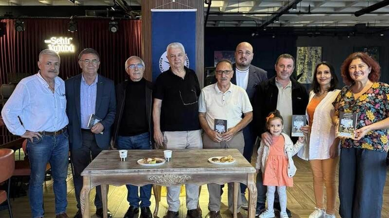 Dr. Ufuk Saka okurları için kitabını imzaladı