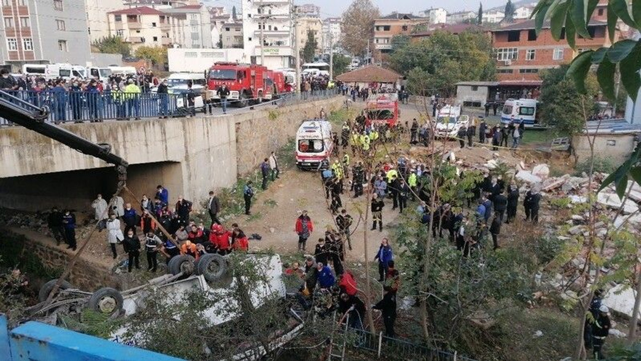 Gebze'de servis kazası kararı: Sürücü 21 yıl 9 ay, diğerleri 13 yıl 4 ay!