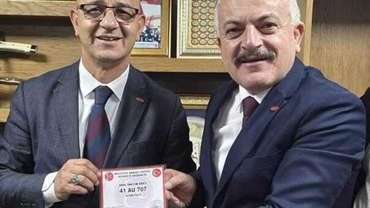 Aydın Ünlü’ye MHP’den araç görev kartı