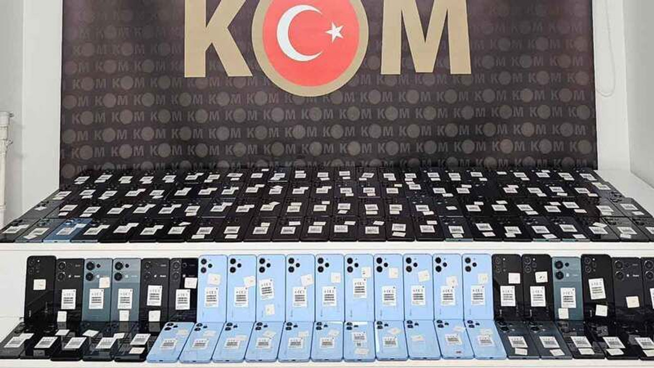 Kocaeli'de durdurulan araçta yüzlerce kaçak telefon ele geçirildi