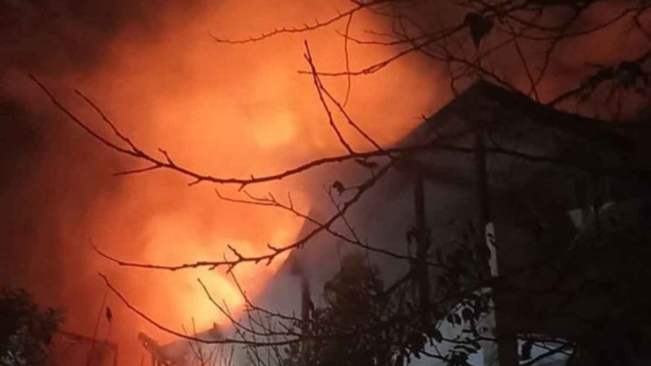 Kocaeli’de geceyi aydınlatan yangın!