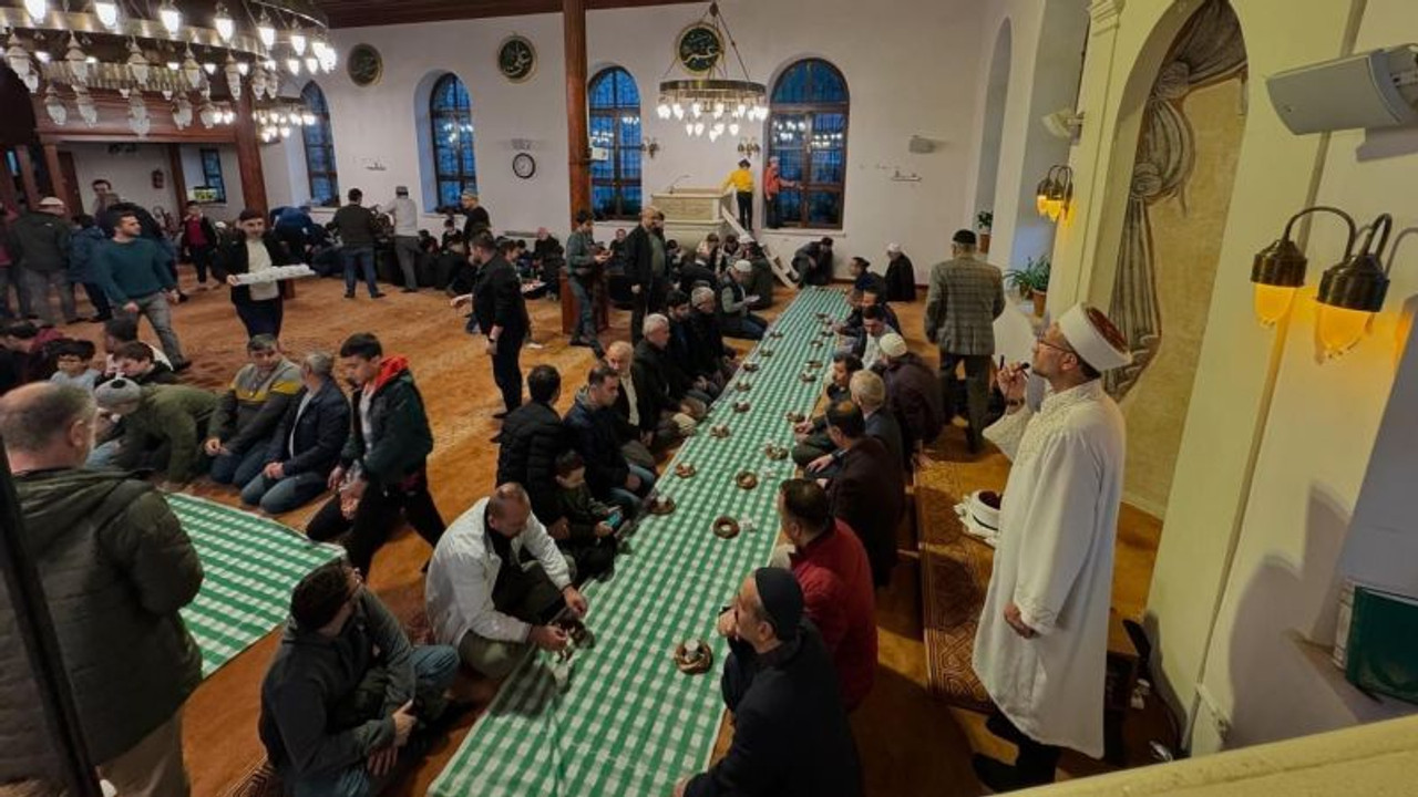 MHP’liler, Orhan Camii’nde kahvaltı yaptı