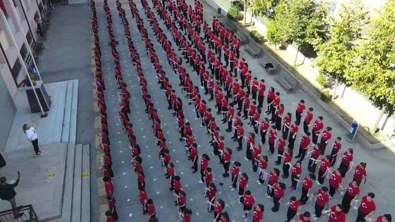 İzmit’te yüzlerce öğrenciden unutulmaz koreografi