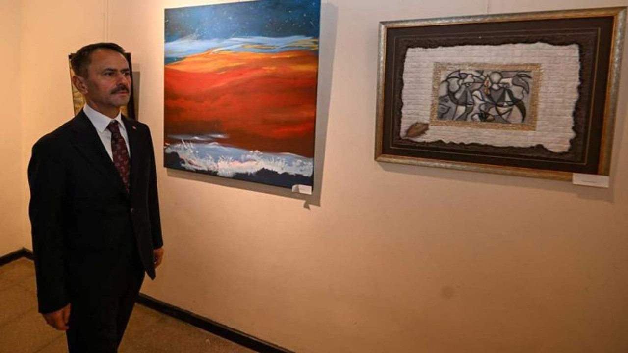 Vali, ‘Cumhuriyet ve Atatürk’ün İzinde’ sergisini gezdi