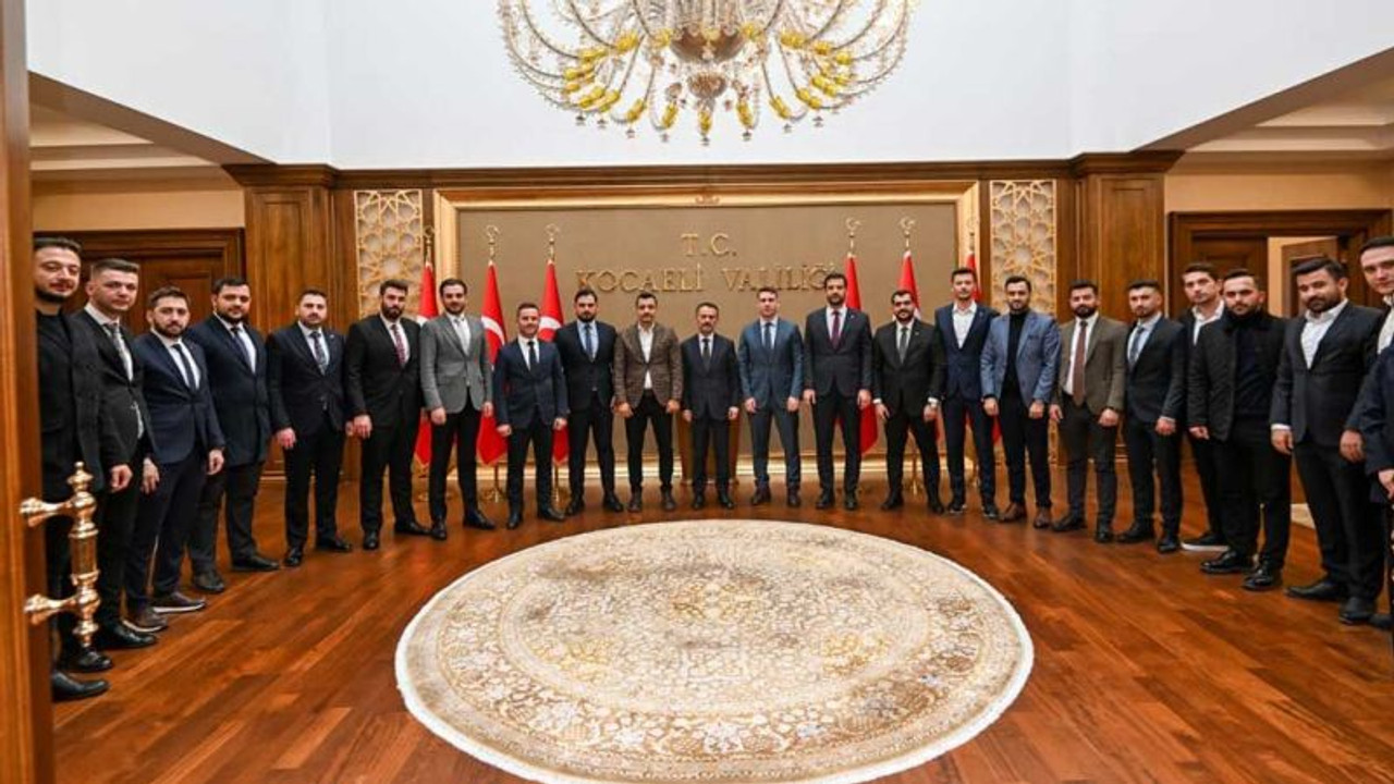 AKP’li gençlerden valiye kalabalık ziyaret!