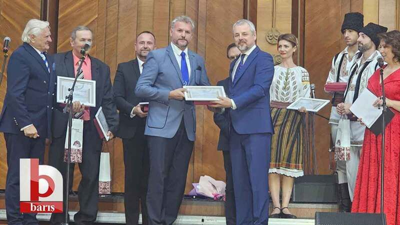 Başkanın eşi Murat Hürriyet’e ödül