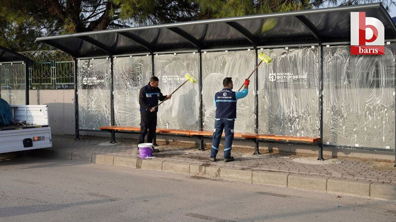 Kocaeli'de duraklar temizleniyor