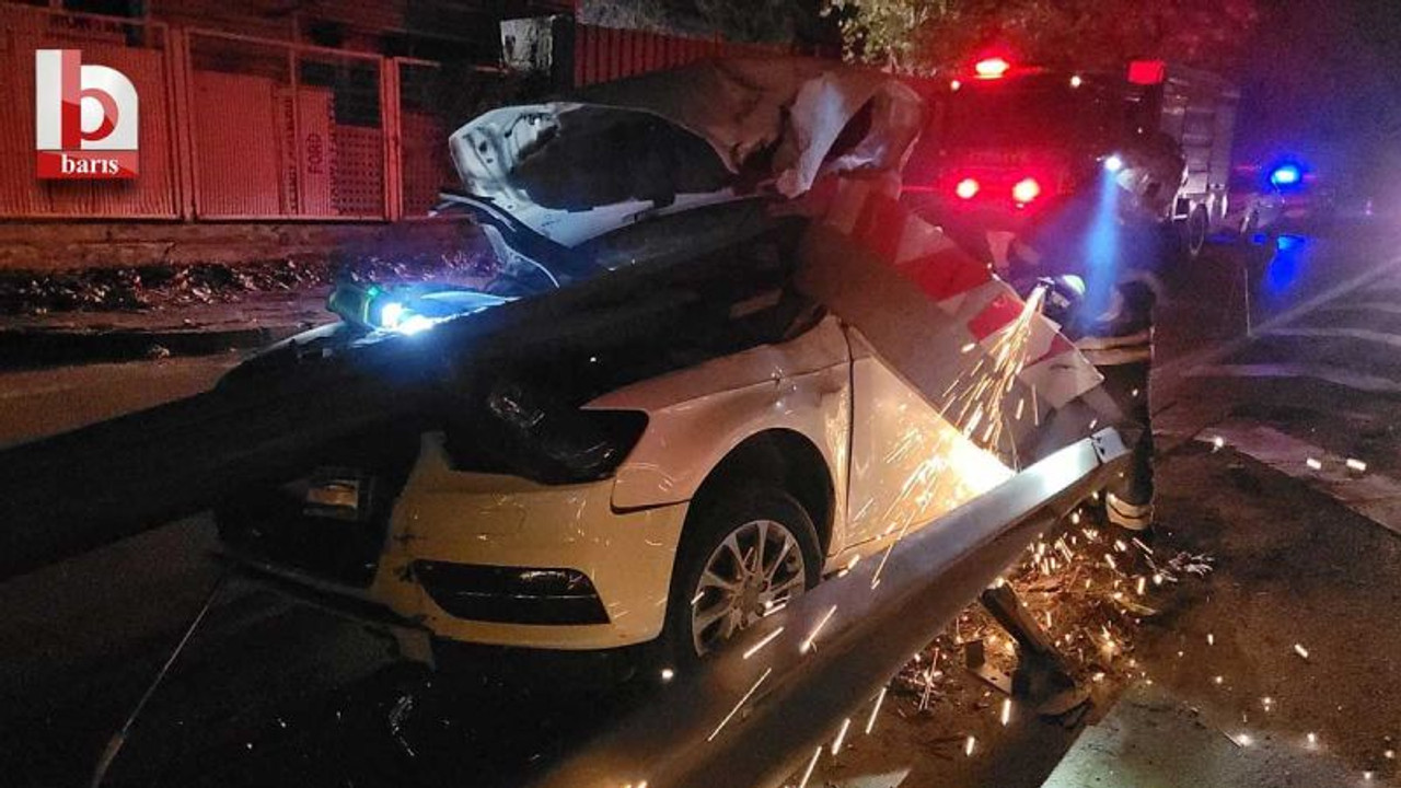 Kocaeli'de feci kaza! Otomobil bariyere ok gibi saplandı