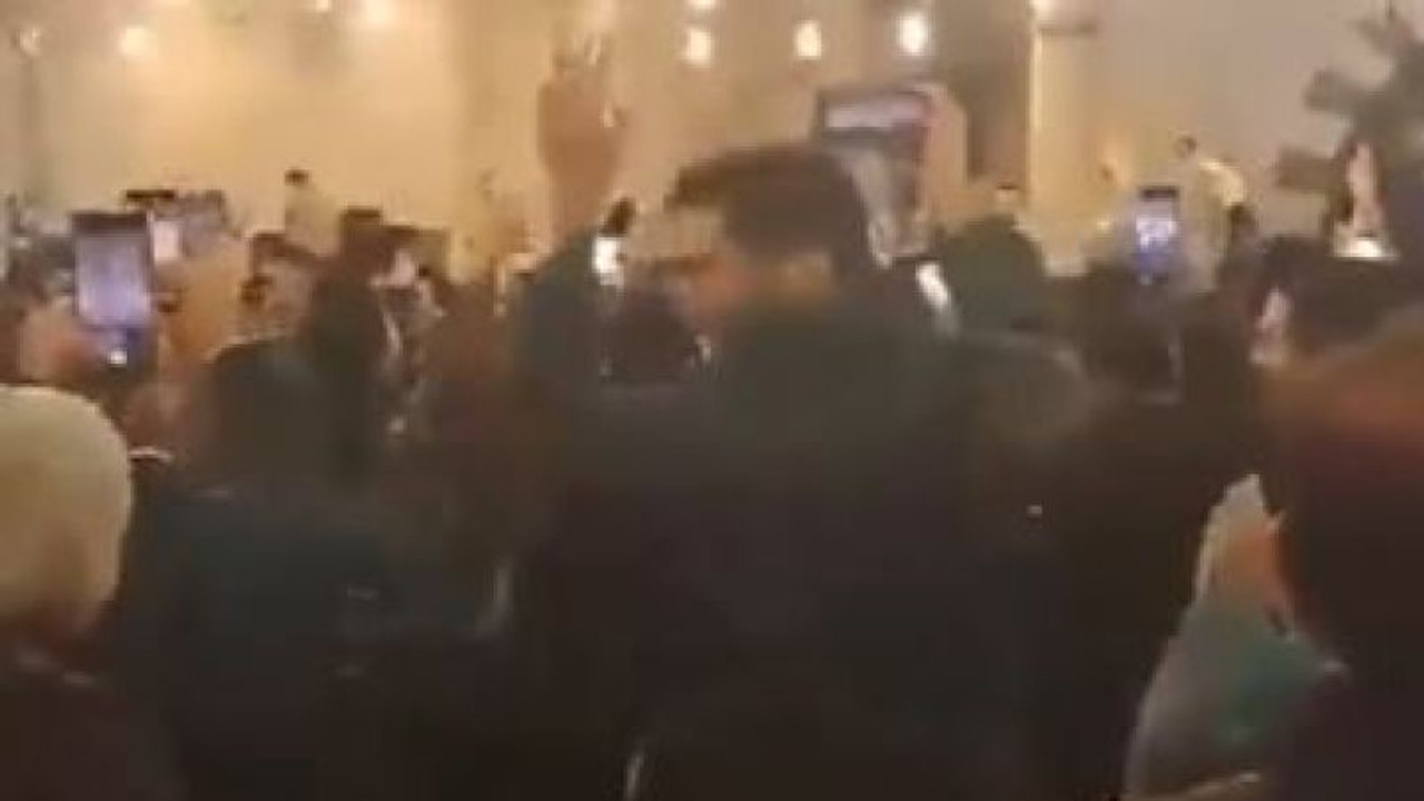 İstanbul’daki camide Suriyelerle birlikte “ESAD” kutlaması