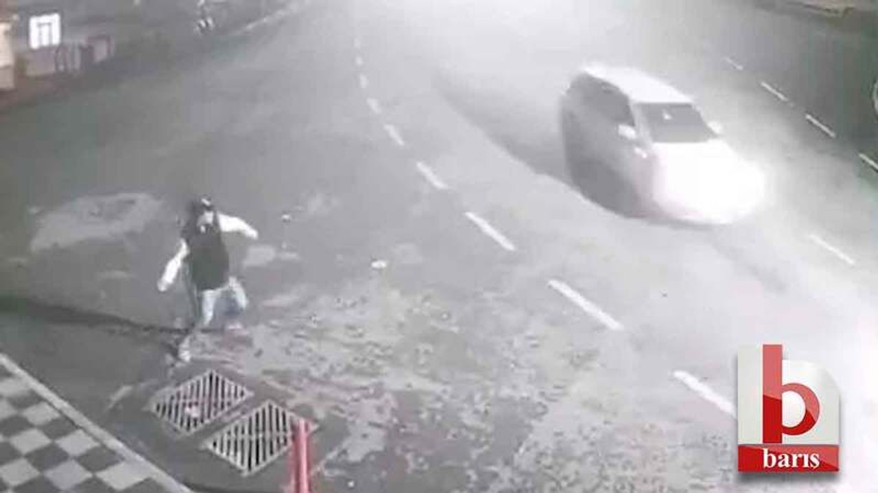 Kocaeli’de çocuklar yoldan geçen araçlara balon attı