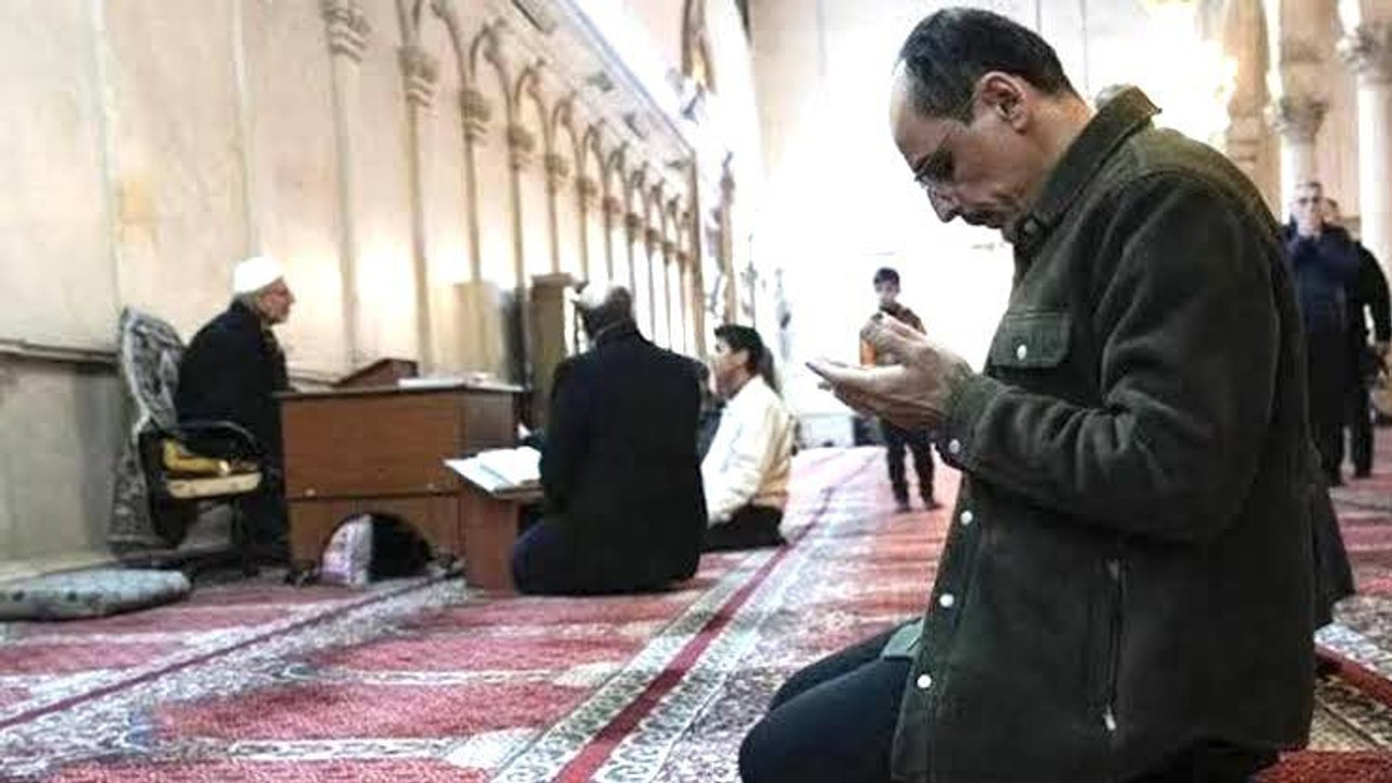 Türkkan: Erdoğan’ın seccadesini sermeye gönderildi dayanamayıp namazı kendisi kıldı