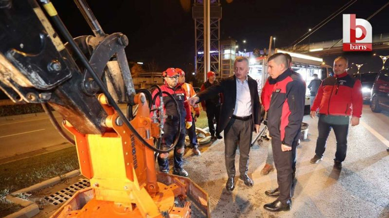 Büyükşehir'de yeni yıl gecesi yol bakım hizmeti devam etti