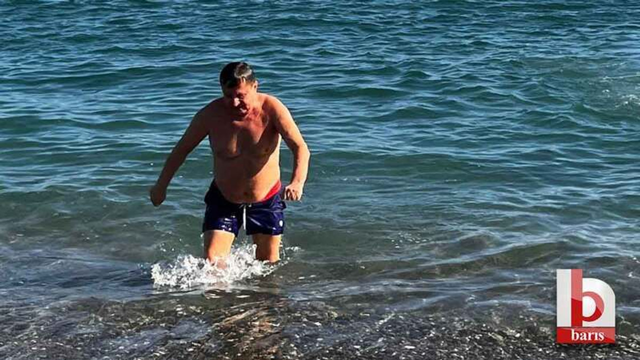Kocaelili vekil kış günü soluğu denizde aldı!