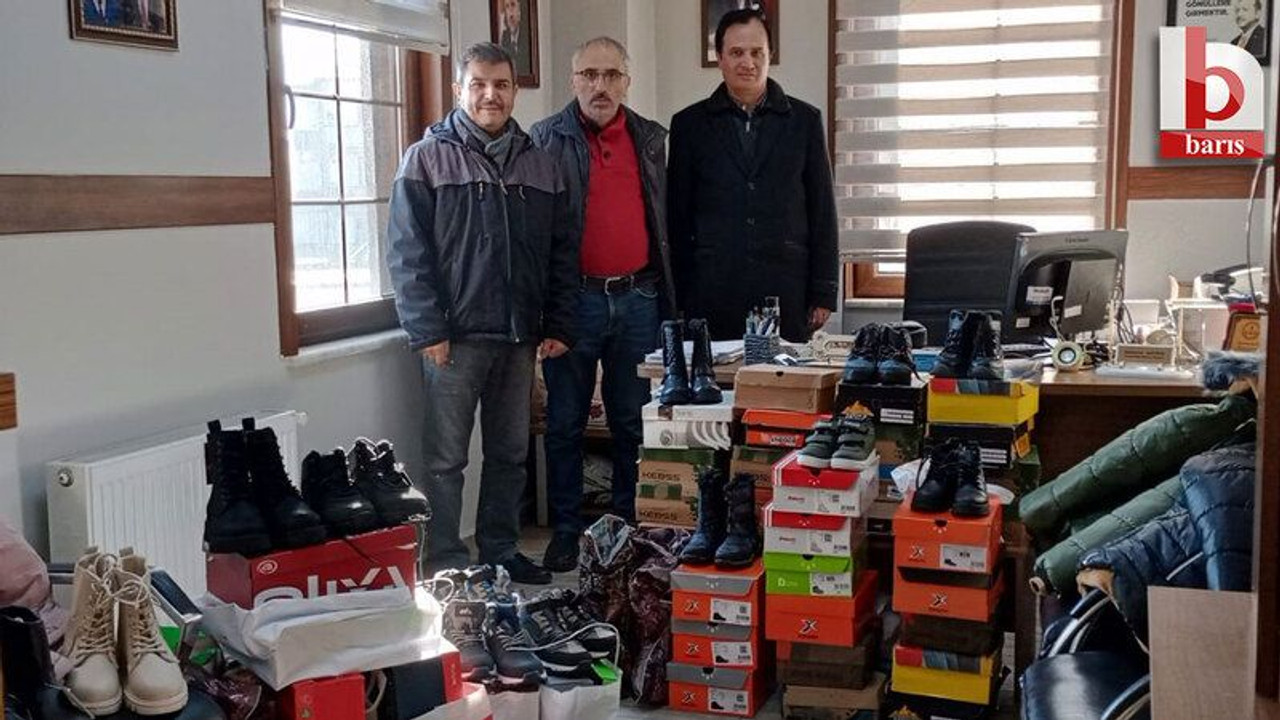 Muhtar çocuklara mont ve bot dağıttı