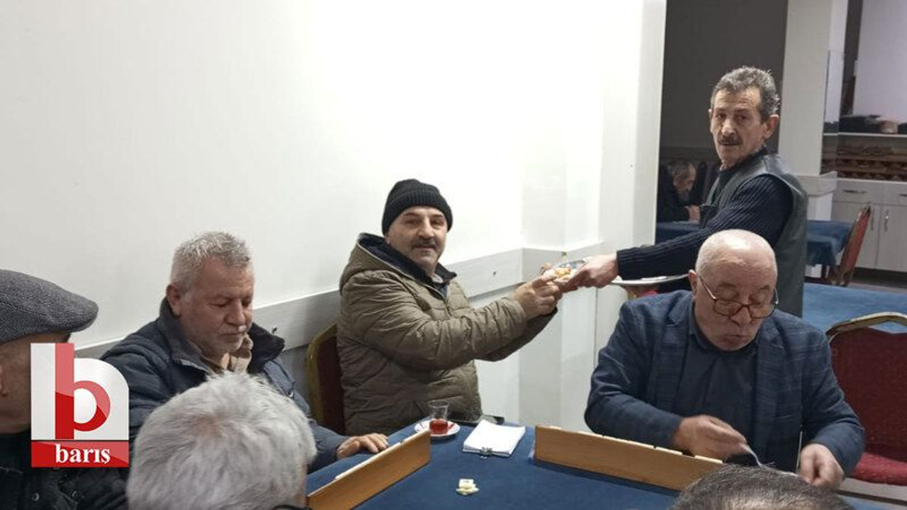 Derinceli esnaf Ferdi Tayfur anısına tatlı dağıttı