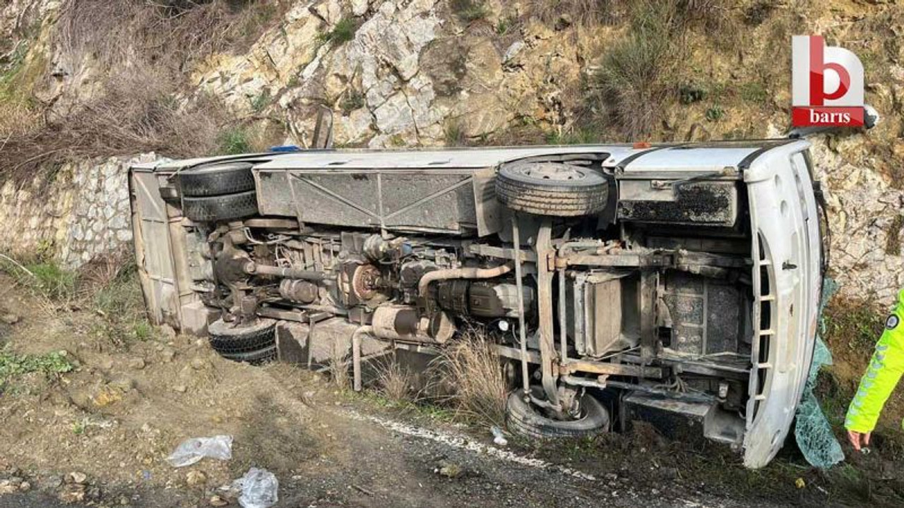 Tur minibüsü devrildi! Kazada 23 kişi yaralandı