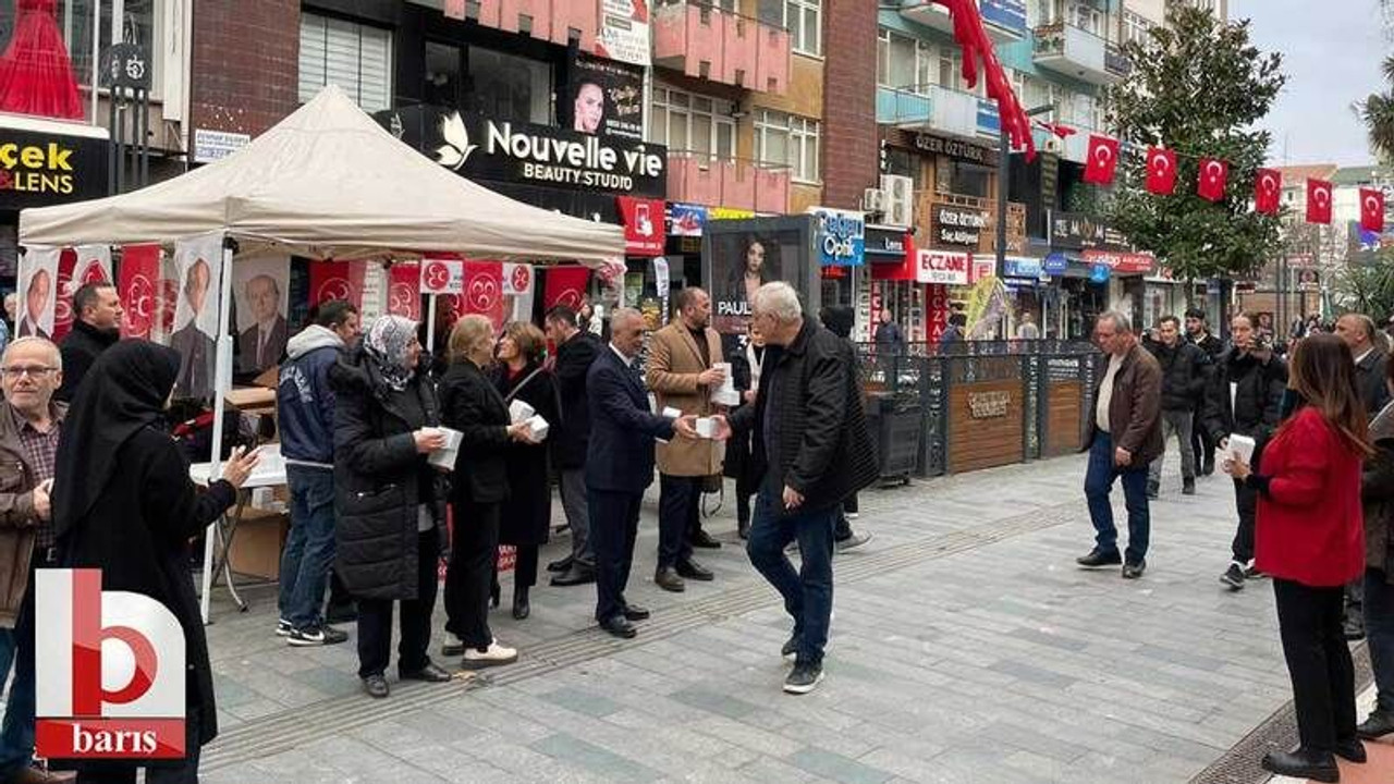 MHP’liler İzmit'te kandil simidi dağıttı
