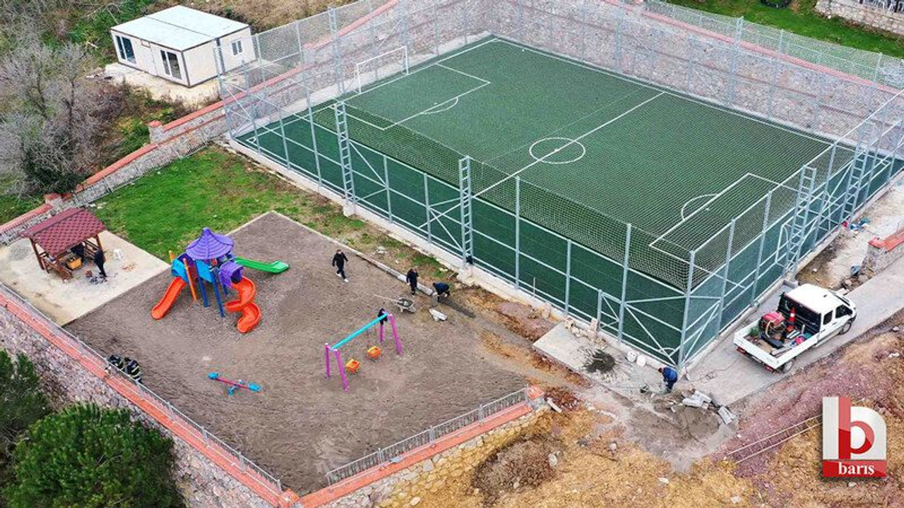 Eşme Ahmediye’ye halı saha geldi