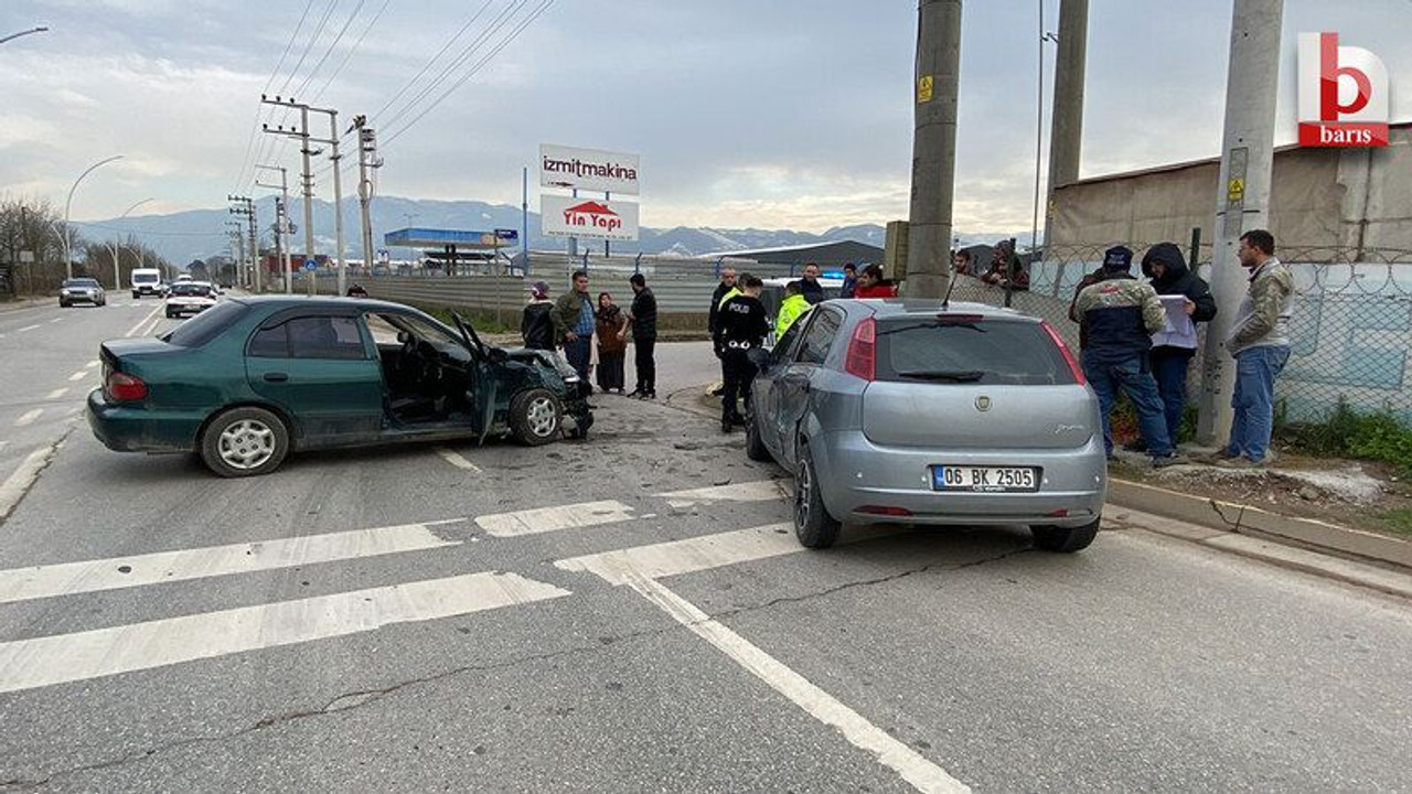 Kocaeli'de 2 otomobil çarpıştı!