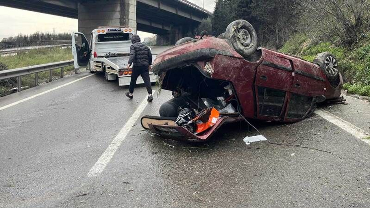 Kocaeli’de otomobil takla attı, trafik kilitlendi